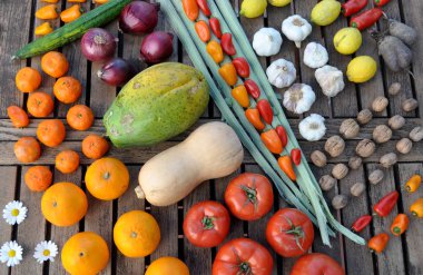 Renkli meyve ve sebze sıraları