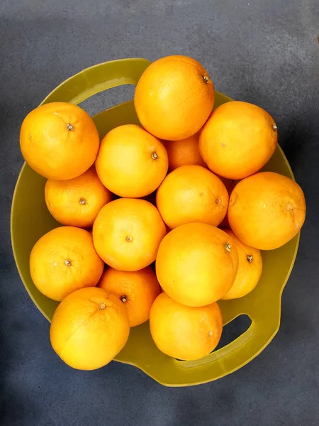 Naranjas Cesta Plástico —  Fotos de Stock