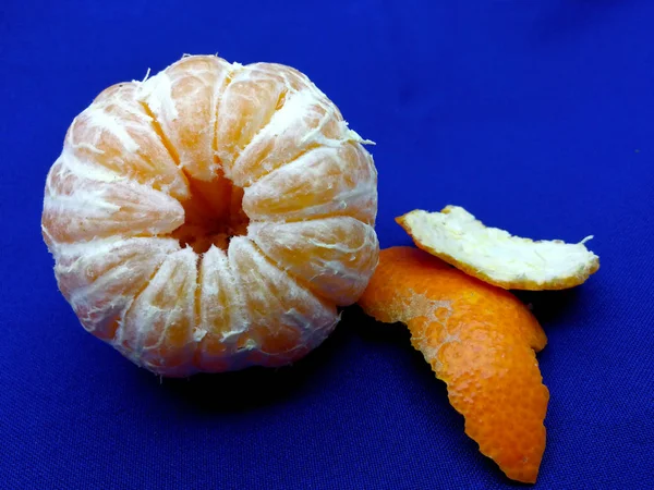 Mandarine Und Muscheln Auf Blauem Hintergrund — Stockfoto