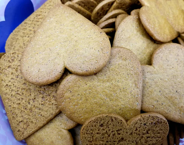 bir kutu içinde bir kalp şekli ile zencefilli kurabiye