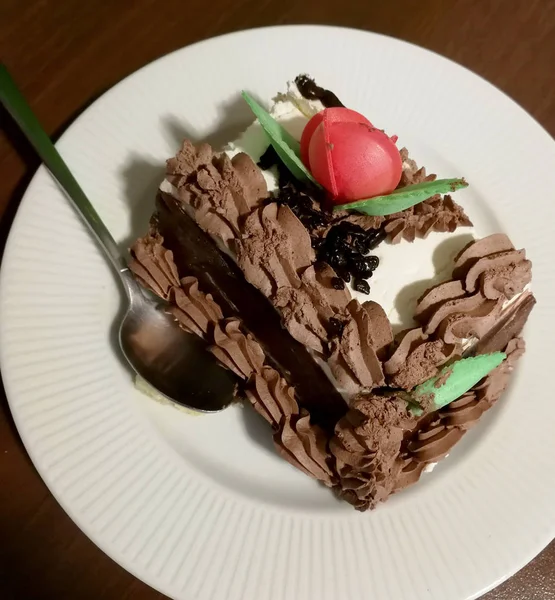 Bir tabak çikolatalı kek.