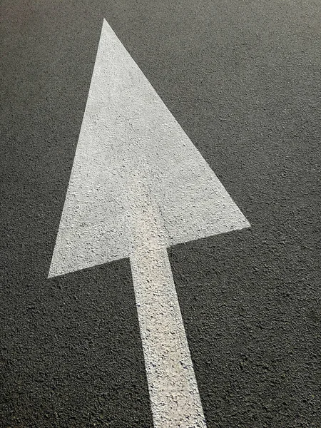 asfalt üzerinde beyaz ok ile işaretler