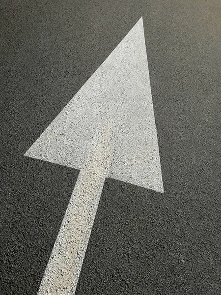 asfalt üzerinde beyaz ok ile işaretler