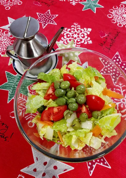 圣诞桌布上的生菜和番茄沙拉 — 图库照片