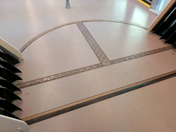 Metro vagonunda döner platform