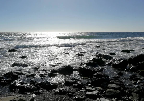 Hintergrundbeleuchtung Des Meeres Mit Wellen Und Metallischer Farbe — Stockfoto
