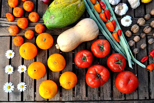 ahşap bir masada çeşitli sebzeler