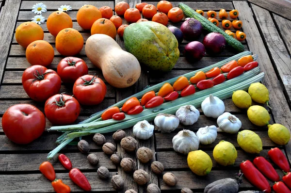 ahşap bir masada çeşitli sebzeler