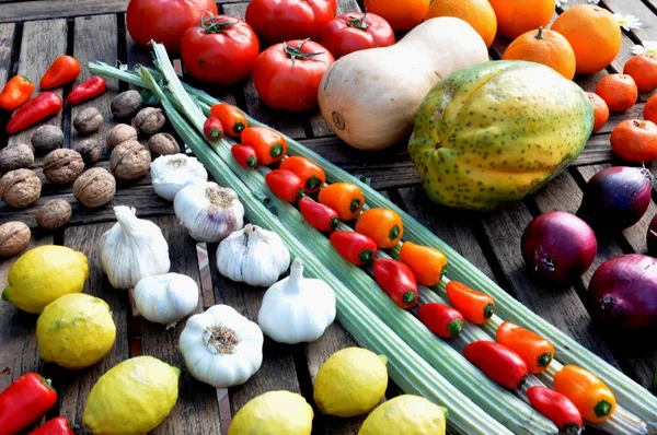 ahşap bir masada çeşitli sebzeler