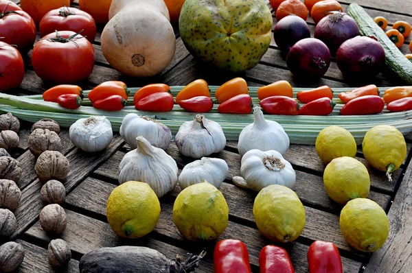 Разнообразные Овощи Деревянном Столе — стоковое фото
