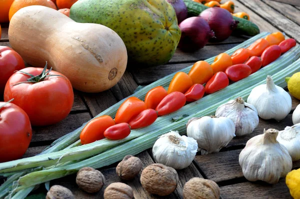 ahşap bir masada çeşitli sebzeler