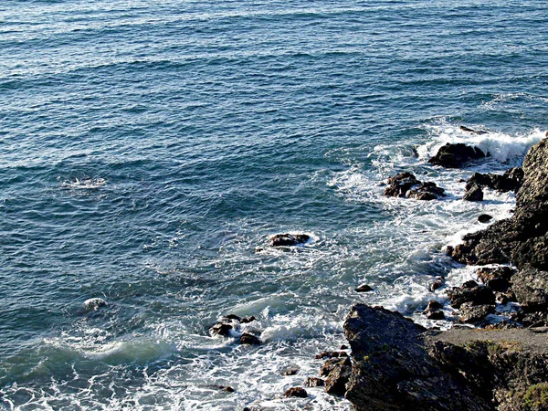 kayalar ve deniz ve dalgalar