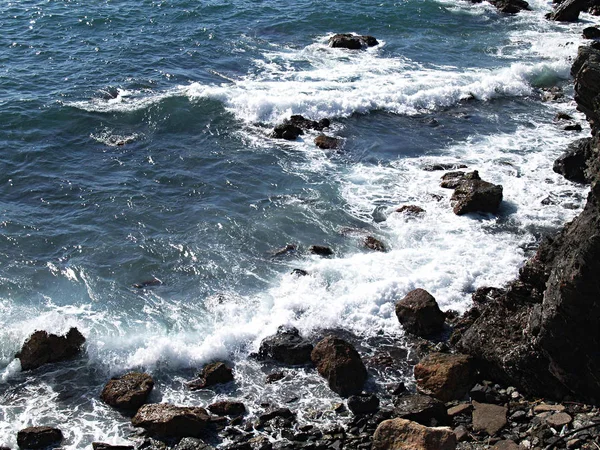 kayalar ve deniz ve dalgalar