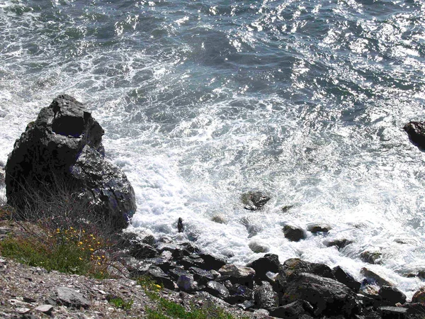 Kayalar Deniz Dalgalar — Stok fotoğraf
