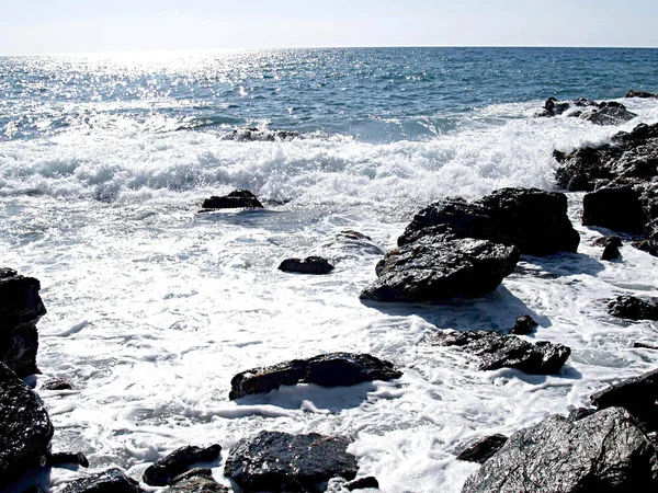 kayalar ve deniz ve dalgalar