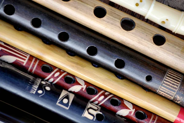 delikleri ile ahşap flüt