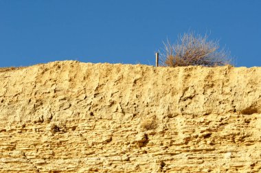 killi toprak tabakaları ve mavi gökyüzü