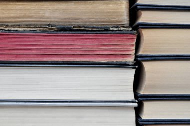 dizilmiş kitap yığınları