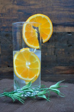 Serinletici içecekler meyveleri ve eski bir ahşap zemin üzerinde otlar ile gözlük