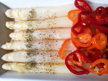 biber ve zeytinyağı ile asparagous salatası