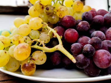 kırmızı ve beyaz üzüm salyaları çanak