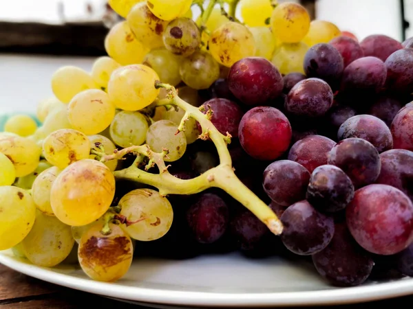 kırmızı ve beyaz üzüm salyaları çanak