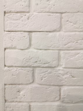 duvarda dekoratif beyaz tuğla