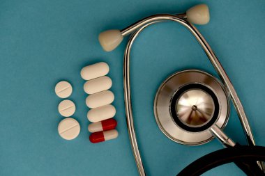kullanılan stetoskop ve eczane hapları