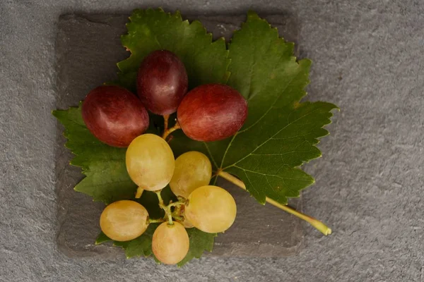 Trossen Van Rijpe Druiven Leisteen Steen Grijze Achtergrond — Stockfoto