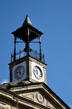 çan kulesinin saati ile