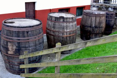 sokakta elma şarabı eski varil