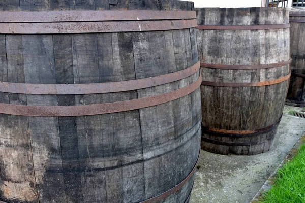 sokakta elma şarabı eski varil