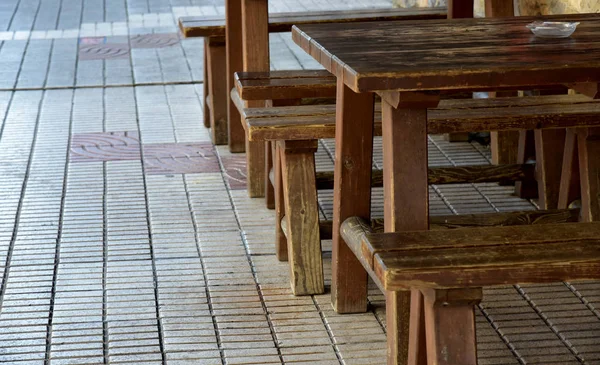 Tische Und Barhocker Auf Der Straße — Stockfoto