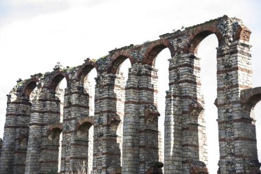 Kalıntıları Roma su kemeri Merida, İspanya