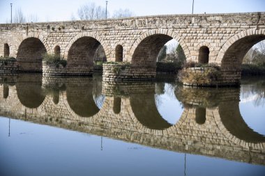 Guadiana, Merida, İspanya üzerinde Roma köprü görünümü