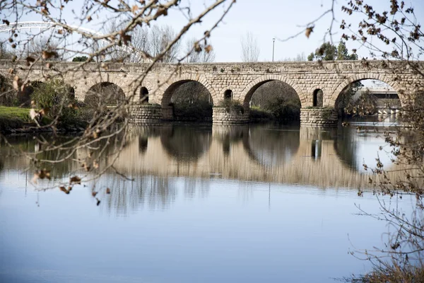 Προβολή Ρωμαϊκή Γέφυρα Πάνω Guadiana Μέριδα Ισπανία — Φωτογραφία Αρχείου