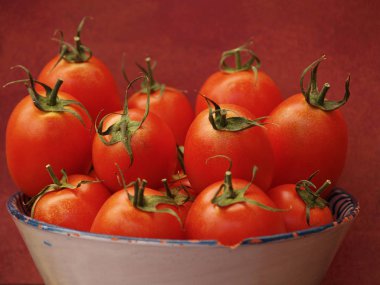 kırmızı domates oin eski tepsi