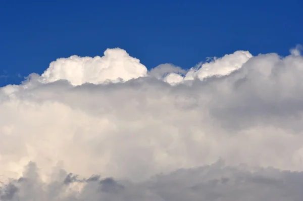 Große Wolken Und Blauer Himmel — Stockfoto