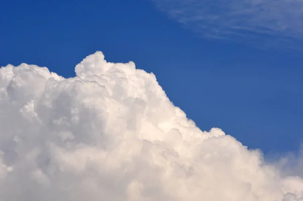 Große Wolken Und Blauer Himmel — Stockfoto