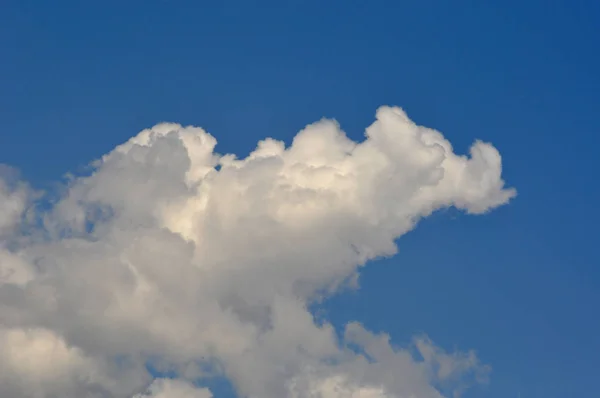 Große Wolken Und Blauer Himmel — Stockfoto