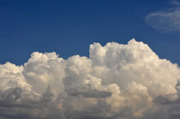 Große Wolken Und Blauer Himmel — Stockfoto