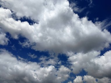 mavi gökyüzü ile bahar bulutlu bir gün