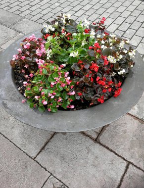 sokakta yuvarlak metal ekici