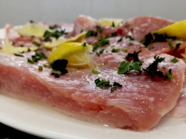 kavurma için terbiyeli domuz eti