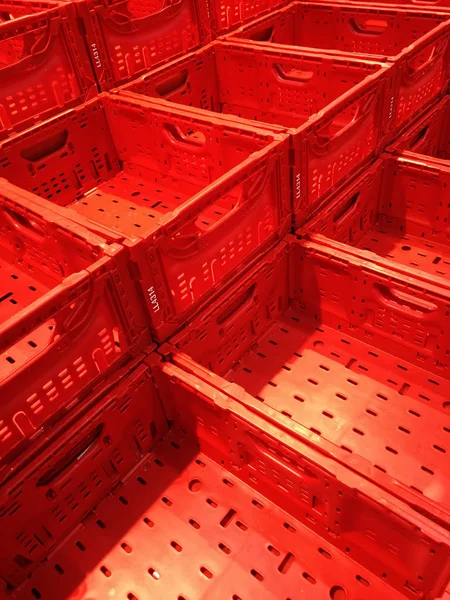 市場での空の赤い箱 — ストック写真