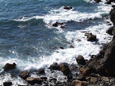 kayalar ve deniz dalgaları ile