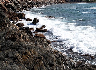 kayalar ve deniz dalgaları ile