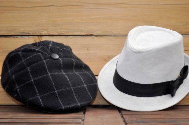 eski ahşap masa üzerinde iki lhats 