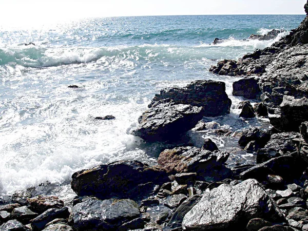 Kayalar Deniz Dalgaları Ile — Stok fotoğraf