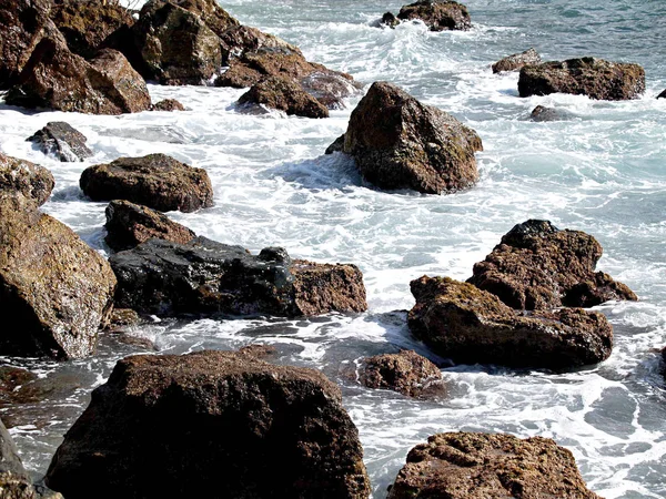 Rochas Mar Com Ondas — Fotografia de Stock